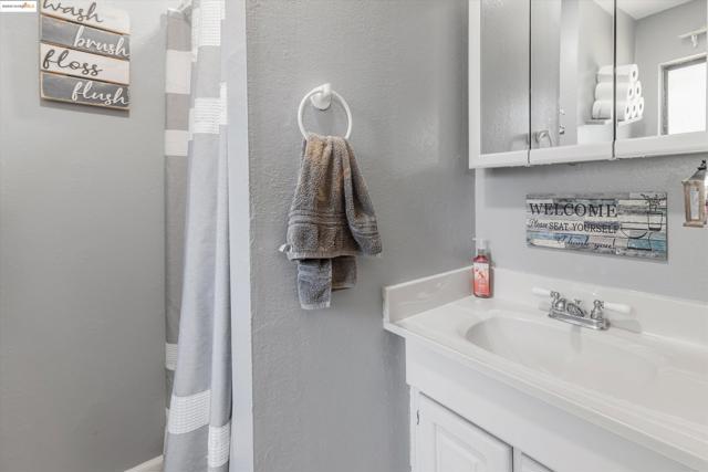 327 4Th Ave, Pleasant Hill CA: https://media.crmls.org/mediaz/21311291-6623-4d99-a57e-d85d3eb839e8.jpg
