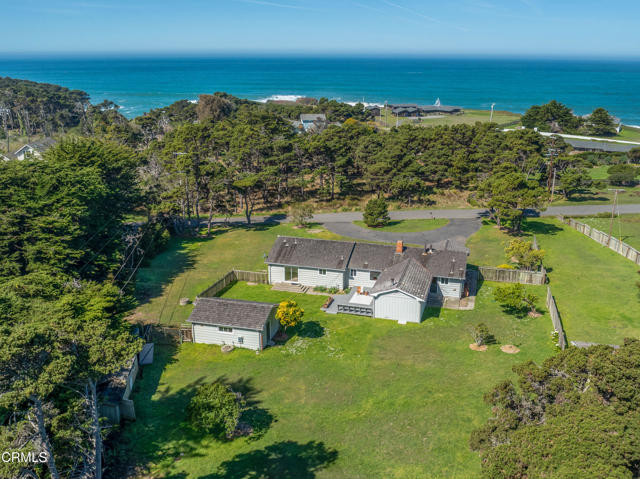 18601 Cypress Road, Fort Bragg CA: https://media.crmls.org/mediaz/2132a43c-c882-4631-88df-d99efc8f92e5.jpg