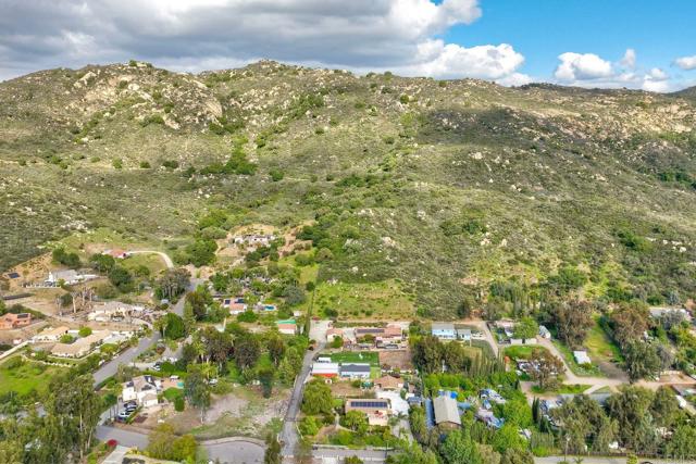 3097 Hidden Creek, Escondido CA: https://media.crmls.org/mediaz/2133042e-17a7-4dd1-a257-5001aa6b5a15.jpg