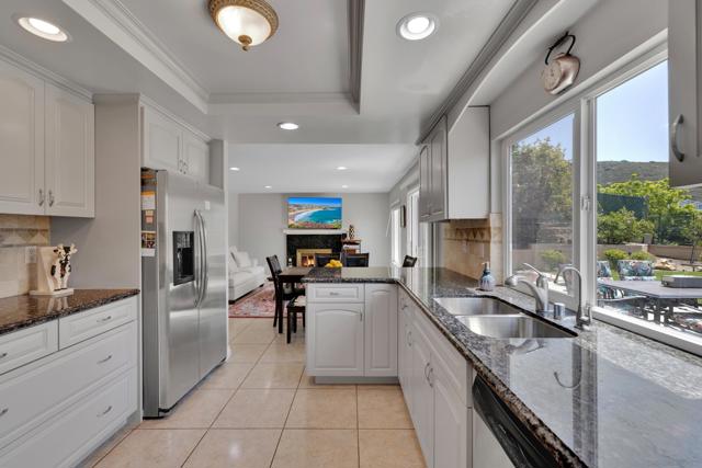 9959 Riverhead Dr, San Diego CA: https://media.crmls.org/mediaz/21343062-4313-46e1-b232-4bcc160d47b3.jpg