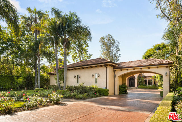 13845 Magnolia Boulevard, Sherman Oaks CA: https://media.crmls.org/mediaz/21347116-134f-4c35-a5a5-9bf3d6516e40.jpg