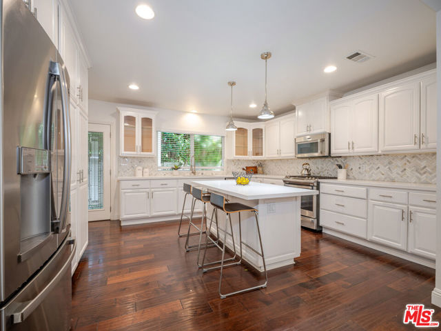 5417 Allott Avenue, Sherman Oaks CA: https://media.crmls.org/mediaz/2134c7ec-30b7-4dce-a606-dff97e5cda54.jpg