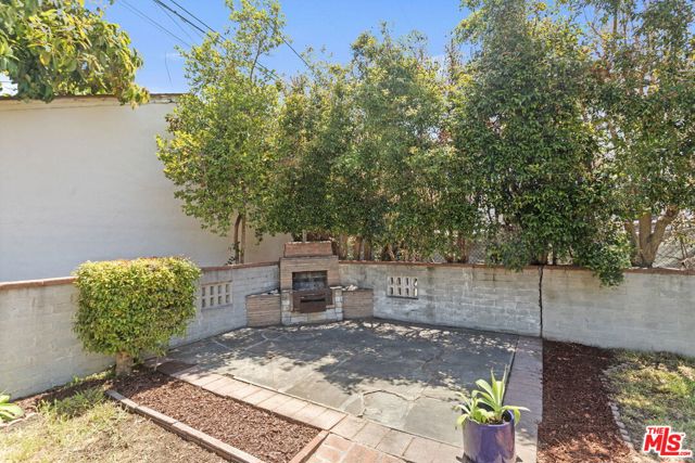 4030 Boise Avenue, Los Angeles CA: https://media.crmls.org/mediaz/21351e05-a38c-47a4-a4d8-a0d6e52dfd2a.jpg