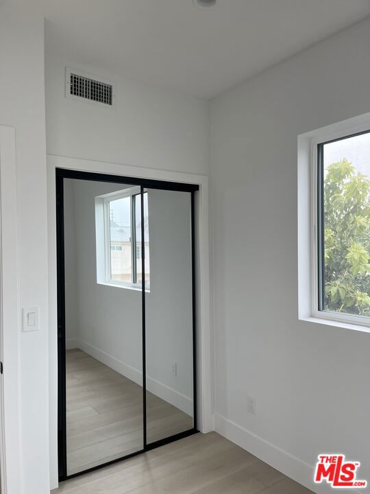 212 E 29th Street, Los Angeles CA: https://media.crmls.org/mediaz/21361667-2c5e-4821-b26b-ba3a6c3f4267.jpg
