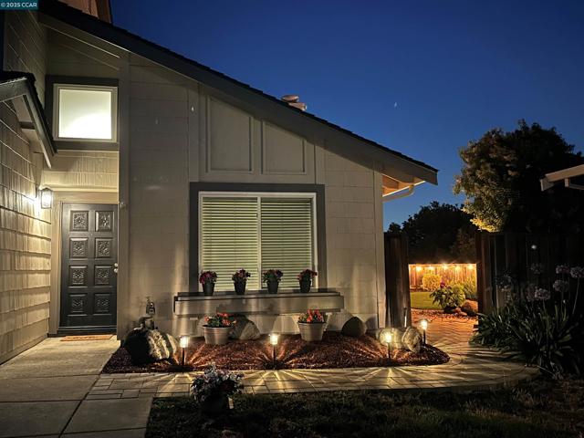 2132 Rock Pass Pl, Martinez CA: https://media.crmls.org/mediaz/2136d2bc-16a9-4596-80a7-98eb801aeab5.jpg
