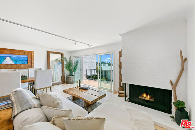 29672 Zuma Bay Way, Malibu CA: https://media.crmls.org/mediaz/2136d6b3-3a8c-42ef-b2db-12fa7d274a2f.jpg
