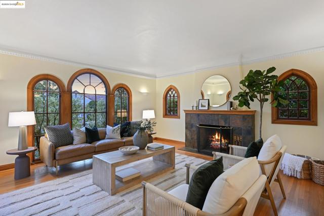 6232 Manoa St, Oakland CA: https://media.crmls.org/mediaz/2136f028-c4c2-4aaa-80cb-b6962a94c115.jpg