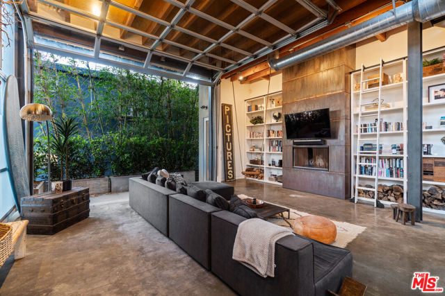 25 Brooks Avenue, Venice CA: https://media.crmls.org/mediaz/21373bba-a5d4-4e73-b6f0-381f544056dd.jpg
