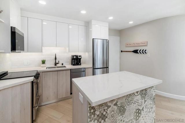 8040 Girard Ave, La Jolla CA: https://media.crmls.org/mediaz/21378fce-51d5-469c-b9c6-03b095e1c106.jpg