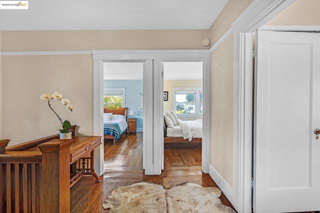 1047 Ranleigh Way, Piedmont CA: https://media.crmls.org/mediaz/2137a0a4-7050-43af-9920-170cdffc34cb.jpg