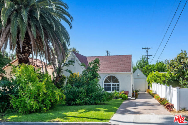 1710 Santa Paula Place, Glendale CA: https://media.crmls.org/mediaz/21381486-311b-4a46-b12a-e9afdcb4f28c.jpg