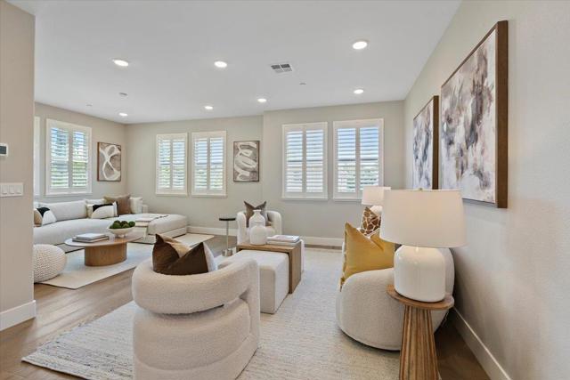 639 Cinnamon Circle, Mountain View CA: https://media.crmls.org/mediaz/2138282c-4251-4c19-b4d2-6ea1e0a4cc36.jpg