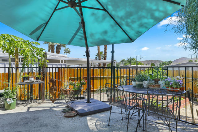 39 Country Club Drive, Palm Desert CA: https://media.crmls.org/mediaz/21385d7a-5693-4212-8b79-a44c0b0dfa80.jpg