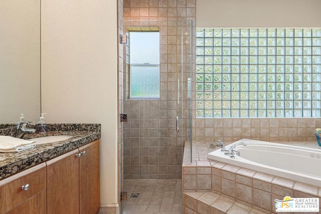 575 E Bogert Trail, Palm Springs CA: https://media.crmls.org/mediaz/2138e706-e9bd-42bc-9f12-220bb8274f01.jpg