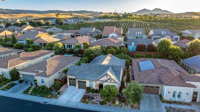 1748 Veneto Ln, Brentwood CA: https://media.crmls.org/mediaz/213985e2-a5b9-440d-af5a-6acc4ec1bedd.jpg