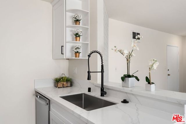3640 Cardiff Avenue, Los Angeles CA: https://media.crmls.org/mediaz/213a0ece-cbfe-49aa-af1f-5b8829ca1167.jpg