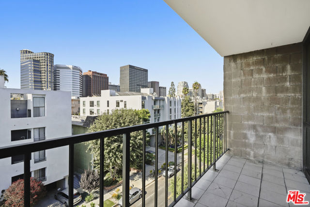 10966 Rochester Avenue, Los Angeles CA: https://media.crmls.org/mediaz/213a294d-9007-438a-bba1-3d27186305b6.jpg