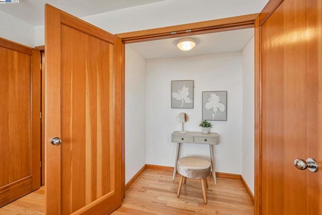 1522 Grand View Drive, Berkeley CA: https://media.crmls.org/mediaz/213a3526-3a9f-4c1e-84ef-62cb906a3d18.jpg