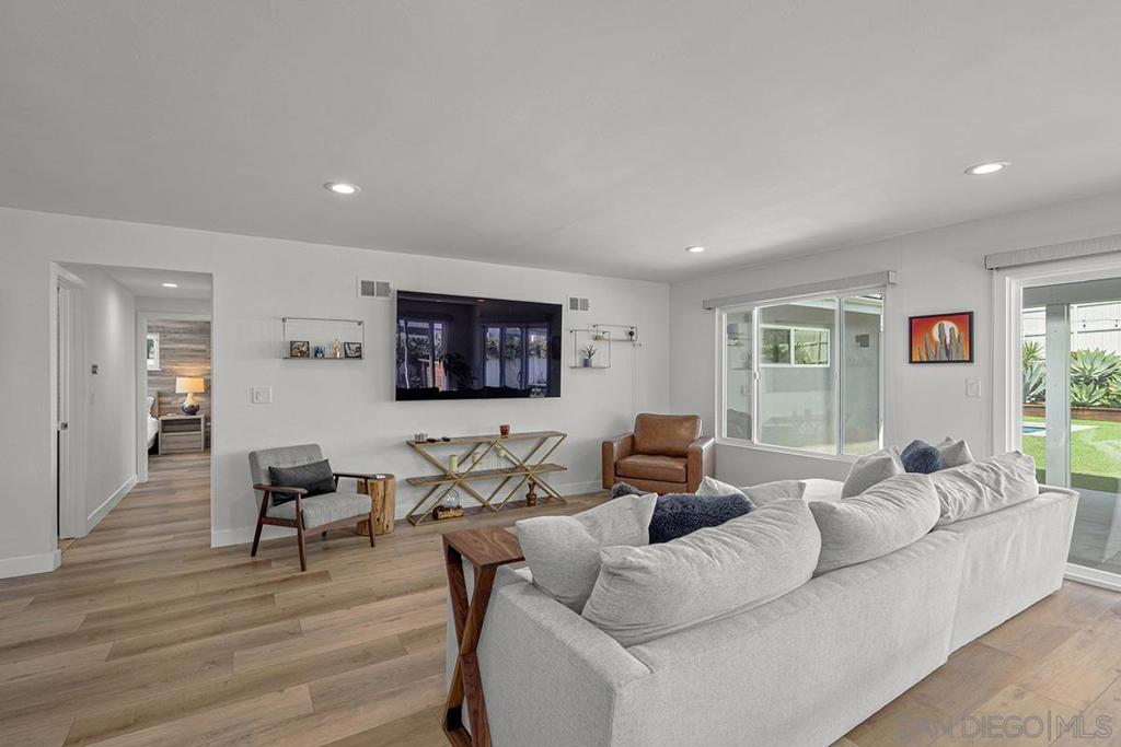 MLS #250033670SD img 7