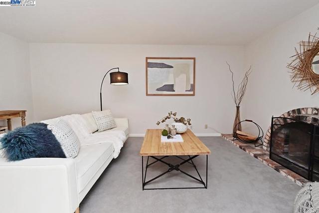 573 Junipero St, Pleasanton CA: https://media.crmls.org/mediaz/213a7a28-a3b5-4037-a5c3-8638566ab3a0.jpg