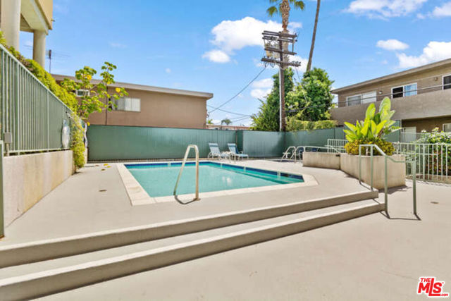 10790 Rose Avenue, Los Angeles CA: https://media.crmls.org/mediaz/213b46e1-9dd2-4793-bfe4-dd4504adaac4.jpg