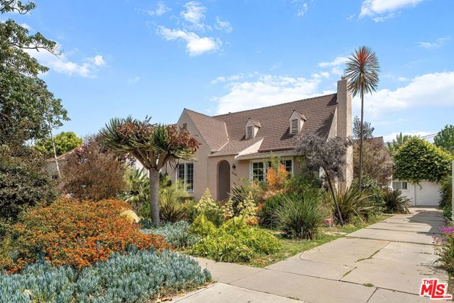 2558 Kelton Avenue, Los Angeles CA: https://media.crmls.org/mediaz/213d5e44-7254-4a2a-9251-49a6c383bc49.jpg