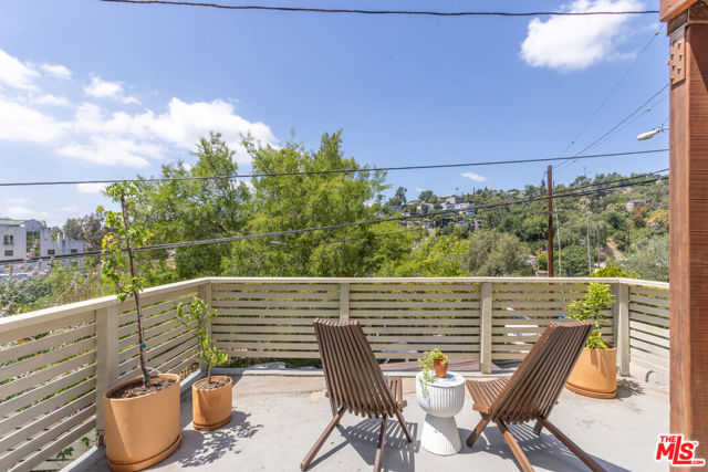 450 Rustic Drive, Los Angeles CA: https://media.crmls.org/mediaz/213d9333-f519-4b2a-b6fc-086f4abd6464.jpg