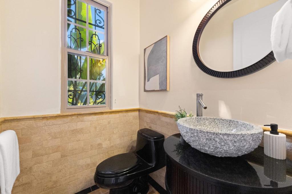 https://media.crmls.org/mediaz/213de007-9464-4e20-bd0c-1e36c9c0baf2.jpg?preset=X-Large