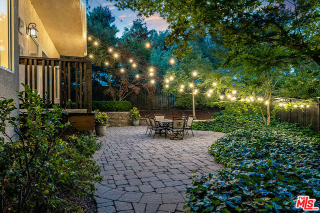 23040 Blue Bird Drive, Calabasas CA: https://media.crmls.org/mediaz/213e1ab8-58d5-4399-b0e9-18620faf340a.jpg