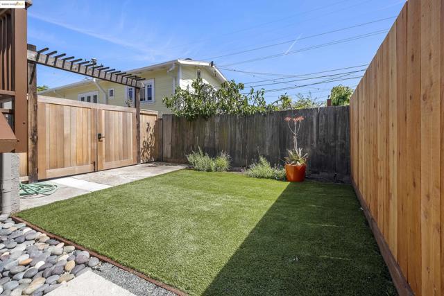 2516 Mathews St, Berkeley CA: https://media.crmls.org/mediaz/213e9fe2-901e-4413-9440-f690cec7da86.jpg