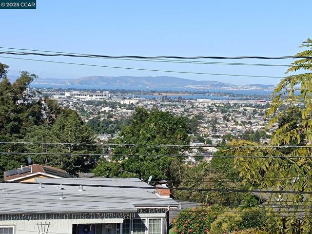 7968 Michigan Ave, Oakland CA: https://media.crmls.org/mediaz/213eddc6-fa7a-4b31-a1ea-42751466639f.jpg