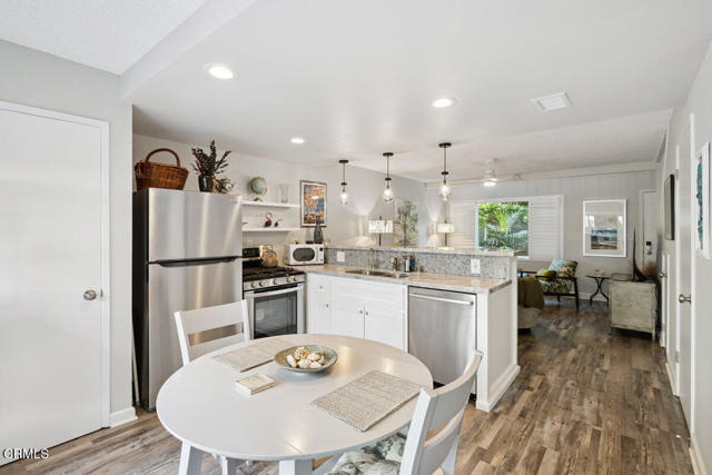 Detail Gallery Image 14 of 42 For 5205 W Wooley Rd #2,  Oxnard,  CA 93035 - 2 Beds | 1/1 Baths