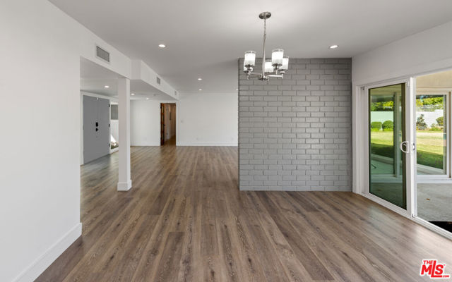 6228 Sale Avenue, Woodland Hills CA: https://media.crmls.org/mediaz/213f2676-79f0-4eb7-93ea-ca29dfe7ddb1.jpg