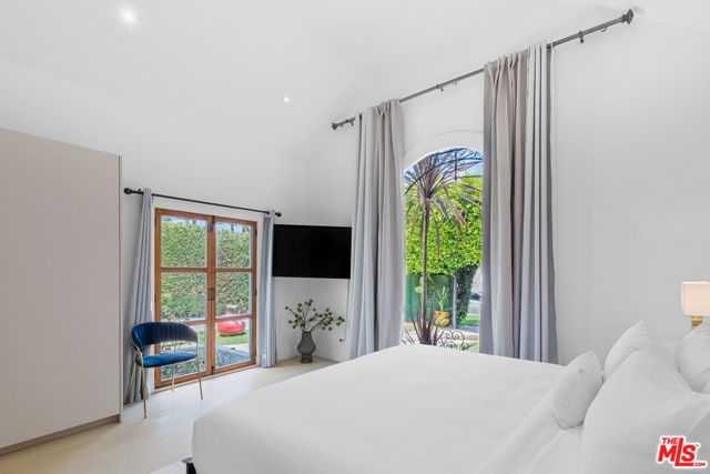 455 N Crescent Heights Boulevard, Los Angeles CA: https://media.crmls.org/mediaz/213f5d5c-9e12-4048-9422-627a08d084f9.jpg