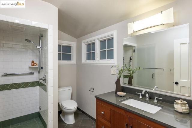 6452 Ascot Dr, Oakland CA: https://media.crmls.org/mediaz/21409cde-ddd8-4583-bfb0-e216f5368c32.jpg