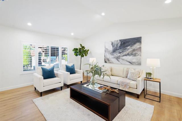 3211 Harvey Ct, Pleasanton CA: https://media.crmls.org/mediaz/2140dc51-08e0-475b-8666-54ca4c6c9ae1.jpg