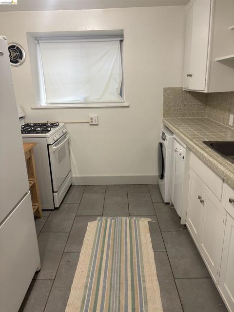 1024 Elsinore Ave, Oakland CA: https://media.crmls.org/mediaz/2141fbca-60ec-454d-a738-2e6815f552cc.jpg