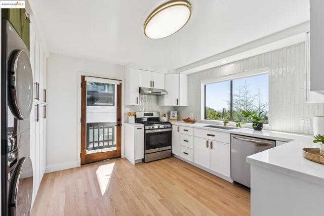 17032 Broadway Ter, Oakland CA: https://media.crmls.org/mediaz/21428c2d-cb01-4425-aeeb-279e0c9be29e.jpg