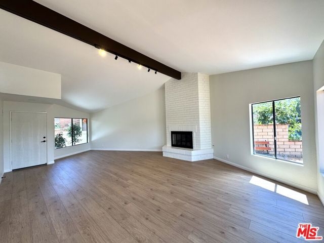 7756 Sailboat Circle, Huntington Beach CA: https://media.crmls.org/mediaz/2143b7b2-fcd6-4c58-86c8-9e0b94ef024a.jpg