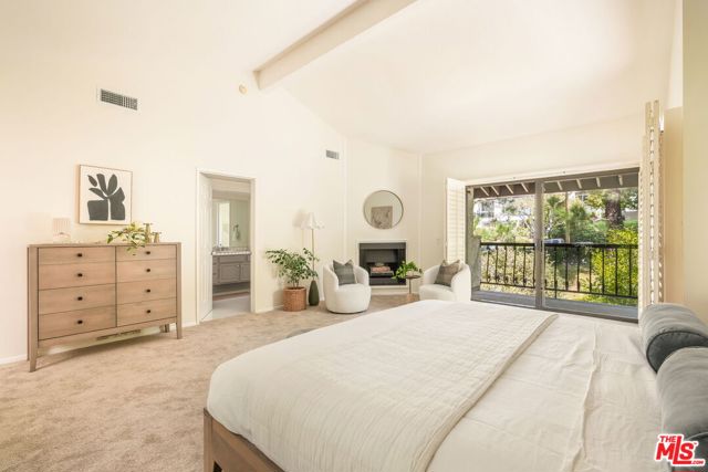 17200 Palisades Circle, Pacific Palisades CA: https://media.crmls.org/mediaz/2143d49a-5f38-4a6a-8a27-8ff9d43477d2.jpg