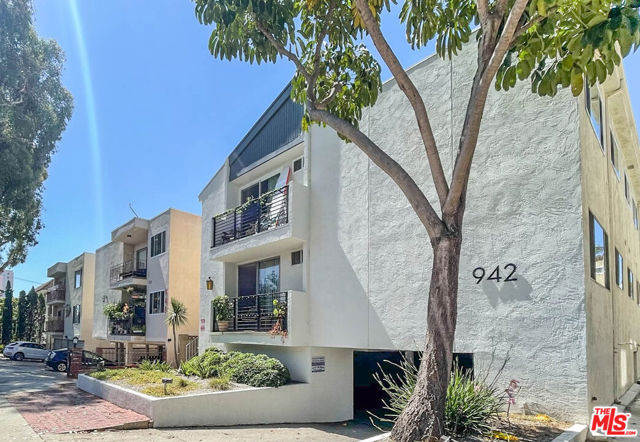 942 7th Street, Santa Monica CA: https://media.crmls.org/mediaz/2143e0c9-f396-4635-ae95-1feb2599162f.jpg