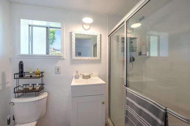 1761 Winterwarm Dr, Fallbrook CA: https://media.crmls.org/mediaz/2143ed24-3cc2-45d2-8445-f75e82df85b8.jpg