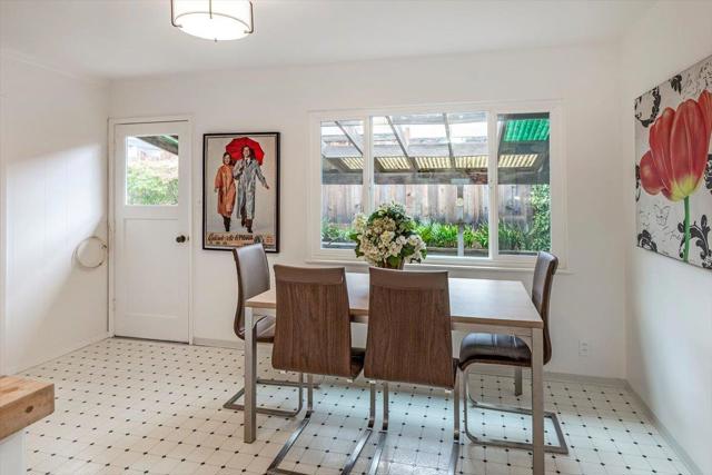 938 Round Hill Road, Redwood City CA: https://media.crmls.org/mediaz/214528ce-950a-4c9b-9425-6f3de02ab837.jpg