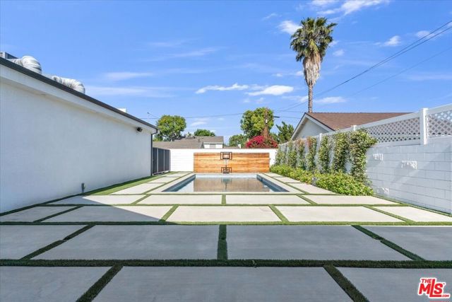5456 Hazeltine Avenue, Sherman Oaks CA: https://media.crmls.org/mediaz/214538d9-9c5f-4bb3-88af-8a60d2ddb741.jpg