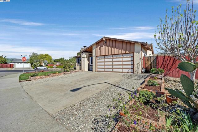 2702 Chinook Ct, Union City CA: https://media.crmls.org/mediaz/214568e8-ba48-4b47-b948-e4c3e68bf97a.jpg