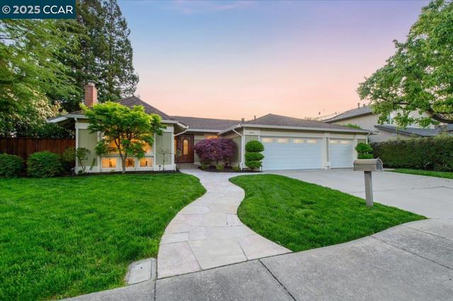 9461 Thunderbird Pl, San Ramon CA: https://media.crmls.org/mediaz/21458a68-3944-4c33-bfb9-1a08ff089207.jpg