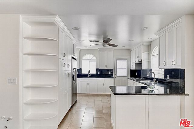 928 N Genesee Avenue, West Hollywood CA: https://media.crmls.org/mediaz/2146121a-2d7c-47f7-a94b-af40352e92d4.jpg