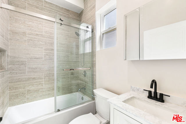 16698 W Moorpark Street, Encino CA: https://media.crmls.org/mediaz/21463639-3eb3-4a56-ae79-1a1cc515cf91.jpg