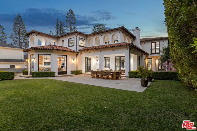 706 N Crescent Drive, Beverly Hills CA: https://media.crmls.org/mediaz/21465ca4-3b7b-4db8-862c-6f3cf8ecb3de.jpg