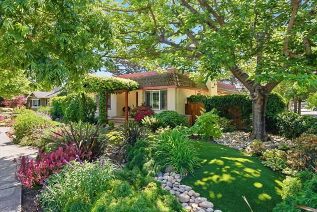 435 Edgewood Road, Redwood City CA: https://media.crmls.org/mediaz/2147125e-5e9b-4a46-ab82-3f3eca429a27.jpg